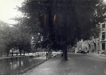 86844 Gezicht op de Catharijnesingel te Utrecht, ter hoogte van de Spoorstraat (rechts), met links de Stadsbuitengracht ...