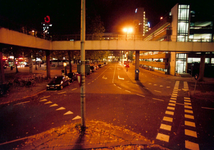 120240 Gezicht op het Jaarbeursplein te Utrecht, uit het noordoosten, bij avond, met de voetgangerstraverse en rechts ...