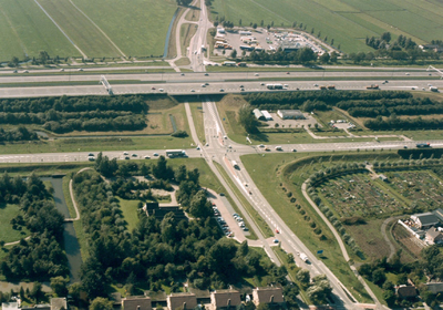 88864 Luchtfoto vanuit het noorden van de C.H. Letschertweg en de Rijksweg A12 (achtergrond) te De Meern (gemeente ...