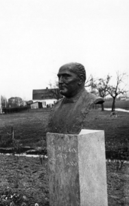 88414 Afbeelding van het borstbeeld van Dr. P.J.M. Fizaan in het Dr Fizaanplantsoen te Vleuten (gemeente Vleuten-De ...