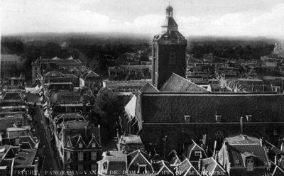 26340 Overzicht van een deel van de westelijke binnenstad van Utrecht, vanaf de Domtoren, uit het oosten; op de ...