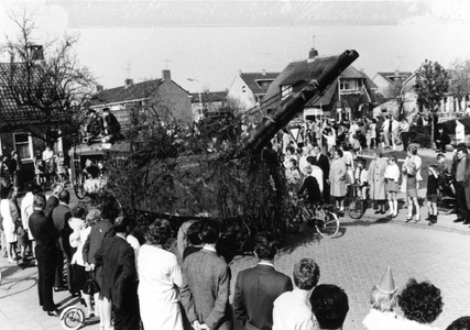 90969 Afbeelding van de optocht door de Van Woerdenstraat te Vleuten (gemeente Vleuten-De Meern) ter gelegenheid van de ...