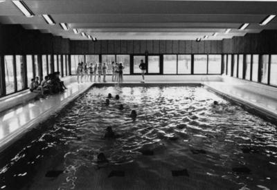 91513 Interieur van het overdekte instructiebad bij het openlucht zwembadencomplex Fletiomare (Esdoornlaan 5) te De ...