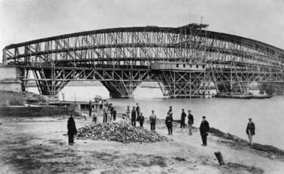 157206 Gezicht op de in aanbouw zijnde spoorbrug over de Lek te Culemborg.