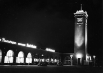 150565 Gezicht op een gedeelte van de voorgevel van het N.S.-station Nijmegen te Nijmegen bij avond.