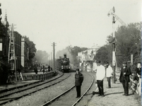 163036 Afbeelding van een trein getrokken door een stoomlocomotief uit de serie 600 (nrs. 601-647) van de H.S.M. (later ...