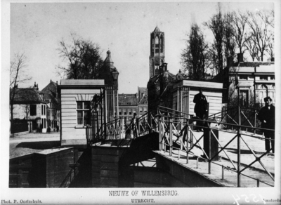 83743 Gezicht op de Willemsbrug over de Stadsbuitengracht te Utrecht, uit het westen.