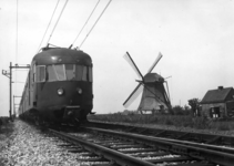 150906 Afbeelding van twee electrische treinstellen mat. 1946 van de N.S. ter hoogte van Hazerswoude, met op de ...
