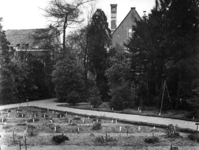 86327 Gezicht in de noordoostelijke hoek van de Hortus Botanicus (Lange Nieuwstraat) te Utrecht; rechts een gedeelte ...