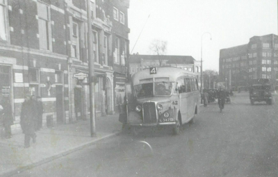 86143 Afbeelding van de Bedford autobus nr. 42 van het G.E.B.R.U. als lijn 4 op het Leidseveer te Utrecht; geheel ...