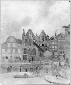 31564 Gezicht op de Oudegracht te Utrecht bij de Stadhuisbrug met de voorgevels van de huizen aan de noordzijde van de ...