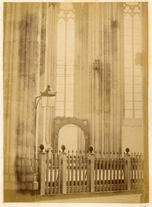 122314 Interieur van de Domkerk te Utrecht: de kooromgang uit het noordwesten met op de achtergrond de cenotaaf van ...