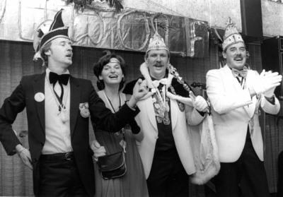 90812 Afbeelding van Prins Rudolf (3e van links) tijdens het lustrumbal van de carnavalsvereniging De Rijngeiners in ...
