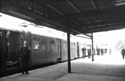 164336 Afbeelding van een electrisch treinstel mat. 1946 van de N.S. langs het perron van (vermoedelijk) het ...