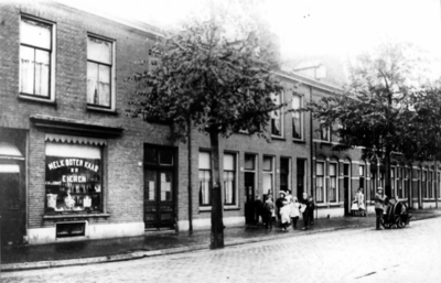52754 Gezicht op enkele huizen aan de Hopakker te Utrecht, met links de melkwinkel van A.W. de Groot (Hopakker 55).