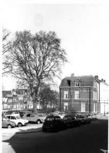52352 Gezicht op het huis Van Asch van Wijckskade 28a te Utrecht, uit het westen; links op de achtergrond enkele huizen ...