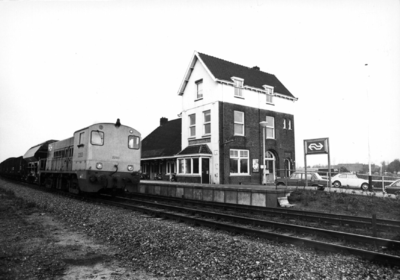 155881 Gezicht op de perronzijde van het N.S.-station Kropswolde te Kropswolde met links de diesel-electrische ...