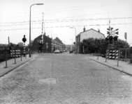 76504 Gezicht op de spoorwegovergang in de Oosterspoorweg bij de Abstederdijk te Utrecht; vanuit het westzuidwesten.