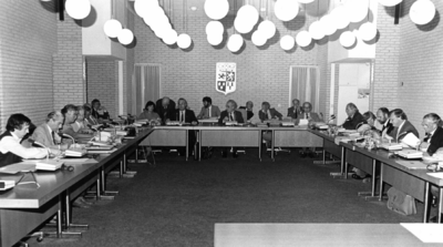 91090 Afbeelding van een vergadering van de gemeenteraad van de gemeente Vleuten-De Meern in de raadzaal van het ...