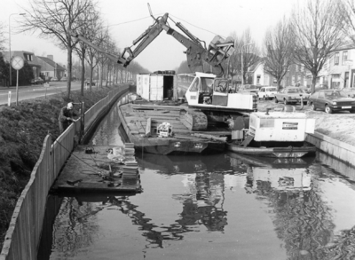 88817 Afbeelding van het aanbrengen van nieuwe beschoeiing langs de Leidsche Rijn te De Meern (gemeente Vleuten-De ...