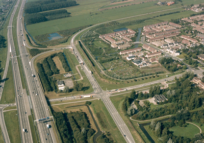 88865 Luchtfoto van de Rijksweg A12 en de C.H. Letschertweg te De Meern (gemeente Vleuten-De Meern) met in het midden ...