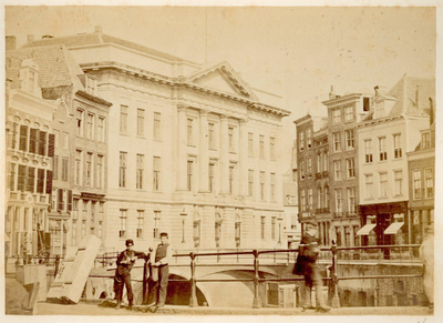 122228 Gezicht op de Stadhuisbrug te Utrecht met het stadhuis en rechts de huizen aan de zuidzijde van de Oudegracht.