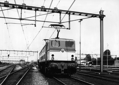 151617 Afbeelding van de electrische locomotief nr. 1501 (serie 1500) van de N.S. op het emplacement te Venlo.