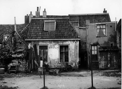58103 Gezicht op de achtergevels van de onbewoonbaar verklaarde huizen Helling 30-lager te Utrecht.