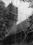 6451 Gezicht op de St. Andrieskerk (Hof 16) te Amerongen, tijdens de restauratie.