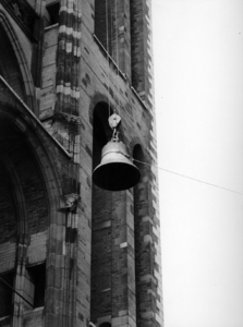 82388 Afbeelding van het verwijderen van de voor restauratie bestemde klokken van het carillon van de Domtoren ...