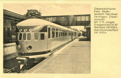 161978 Afbeelding van een diesel-electrisch treinstel DE 3 (serie 11-50) van de N.S. langs het perron van het ...