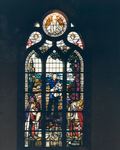 67972 Interieur van de St.-Martinuskerk (Oudegracht 401) te Utrecht: tweede glas-in-loodraam in de zijbeuk aan de ...