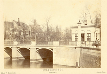 83778 Gezicht op de Tolsteegbrug over de Stadbuitengracht te Utrecht, uit het zuidwesten.