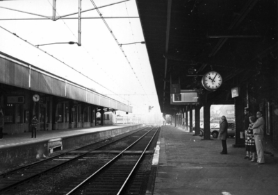 153298 Gezicht op de perrons van het N.S.-station Naarden-Bussum te Bussum.