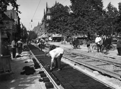 41424 Afbeelding van de wegwerkzaamheden aan het Lucasbolwerk te Utrecht: het leggen van de houten bestrating tussen de ...