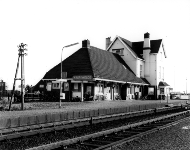 150481 Gezicht op de perronzijde van het N.S.-station Kropswolde te Kropswolde.