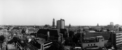 84505 Panorama van Utrecht, gezien vanaf een steiger voor de St.-Augustinuskerk (Oudegracht 69), naar het zuidoosten. ...
