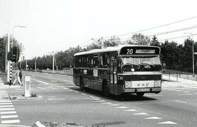 86154 Afbeelding van de Daf standaard autobus nr. 379 van het G.V.U. als Ringlijn 20 op de Beneluxlaan te Utrecht.