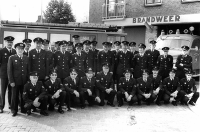 90575 Groepsportret van de leden van de vrijwillige brandweer De Meern bij de brandweerkazerne (Meerndijk 17A) te De ...