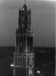 82582 Gezicht op de Domtoren (Domplein) te Utrecht, bij avond.