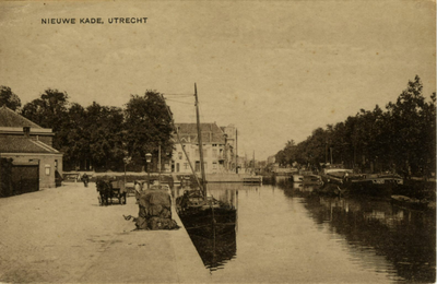 122858 Gezicht op de Stadsbuitengracht te Utrecht met links de Nieuwekade; op de achtergrond van links naar rechts ...