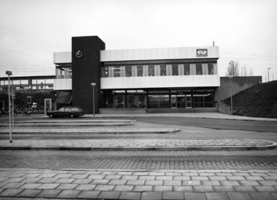 150232 Gezicht op het Stationsplein en het N.S.-station te Culemborg.