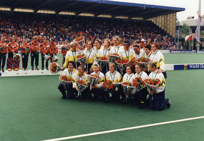 123549 Portret van het Australische vrouwen-hockeyteam, wereldkampioen na de met 3-2 gewonnen finalewedstrijd tegen ...