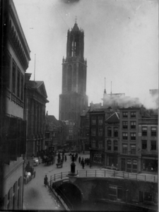 66892 Gezicht op de Stadhuisbrug te Utrecht, met rechts enkele de panden aan de Oudegracht. In het midden de ingang ...