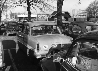 150210 Afbeelding van geparkeerde auto's bij het N.S.-station Bussum Zuid te Bussum.