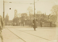 123154 Afbeelding van een verkeersagent op de Willemsbrug te Utrecht. Links op de achtergrond de Mariaplaats.