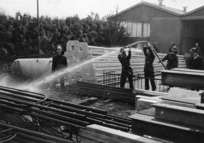 90589 Afbeelding van de deelname van de vrijwillige brandweer van De Meern aan de brandweerwedstrijd van de Brandweer ...