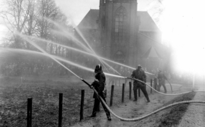 90680 Afbeelding van de demonstratie van de nieuwe autospuit van de vrijwillige brandweer van Vleuten op de ...