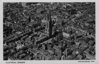 123949 Luchtfoto van een deel van de binnenstad van Utrecht, uit het zuidoosten; in het midden de Domkerk en de ...