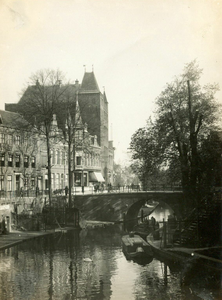 86821 Gezicht op de Oudegracht te Utrecht, met links de huizen Oudegracht Weerdzijde 72 - hoger en rechts de ...